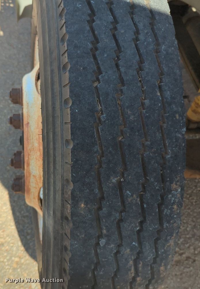 image for item NG9753 1999 Freightliner FL60 truck cab and chassis