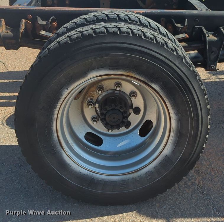 image for item NG9753 1999 Freightliner FL60 truck cab and chassis