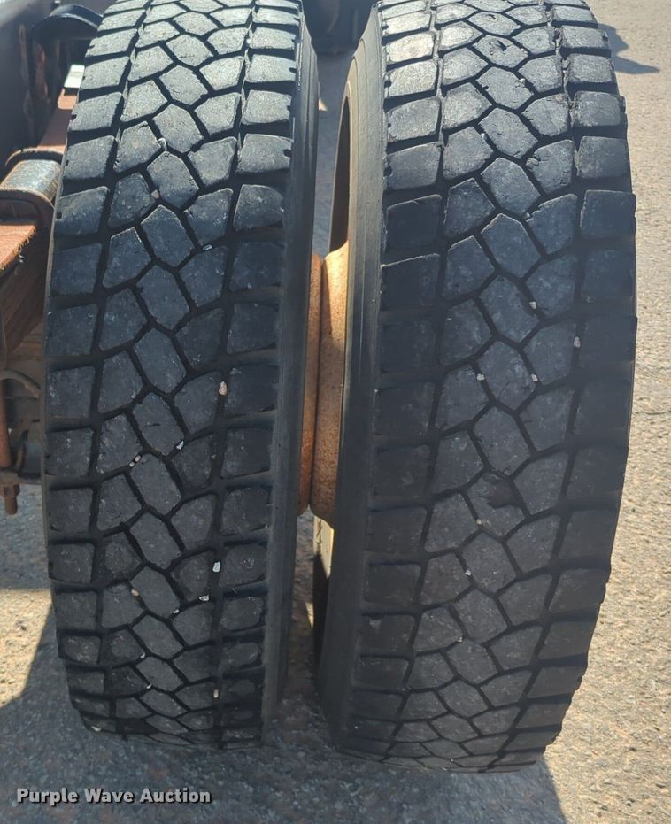 image for item NG9753 1999 Freightliner FL60 truck cab and chassis