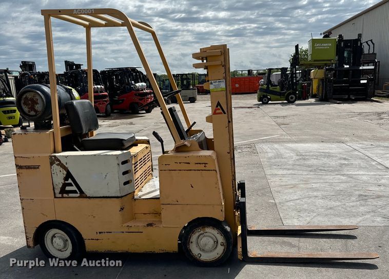 image for item NL9766 1974 Allis Chalmers  ACC40 forklift