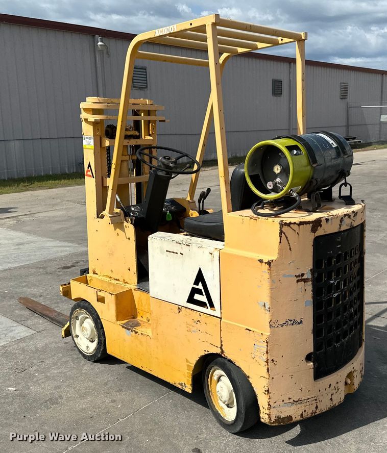 image for item NL9766 1974 Allis Chalmers  ACC40 forklift