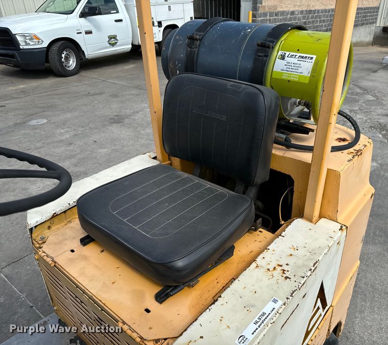 image for item NL9766 1974 Allis Chalmers  ACC40 forklift