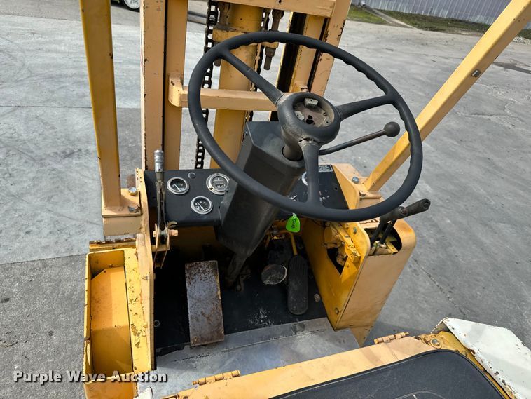 image for item NL9766 1974 Allis Chalmers  ACC40 forklift