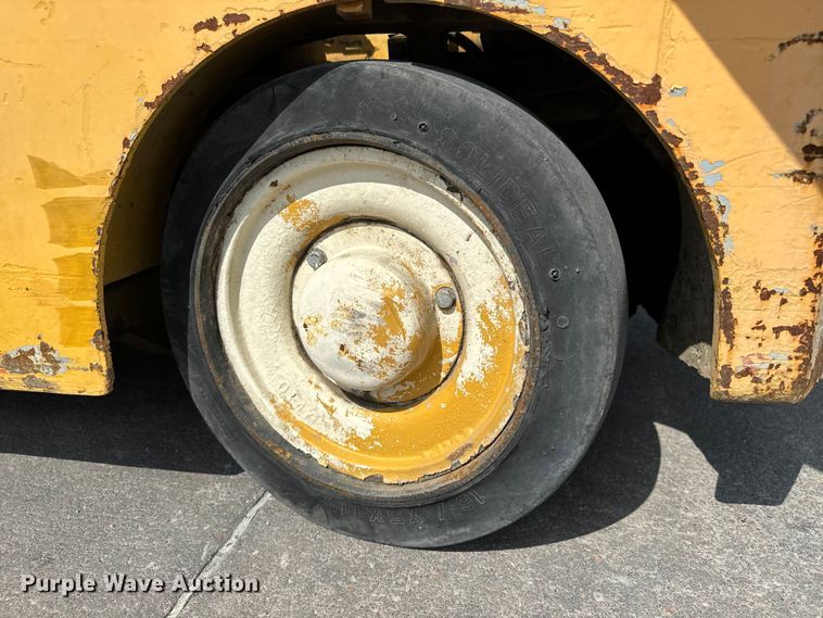 image for item NL9766 1974 Allis Chalmers  ACC40 forklift