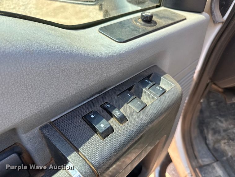 image for item NL9800 2013 Ford F550 Super Duty XL Crew Cab truck cab and chassis