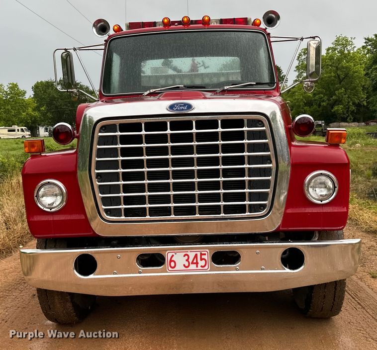 image for item NQ9555 1986 Ford L9000 pumper fire truck