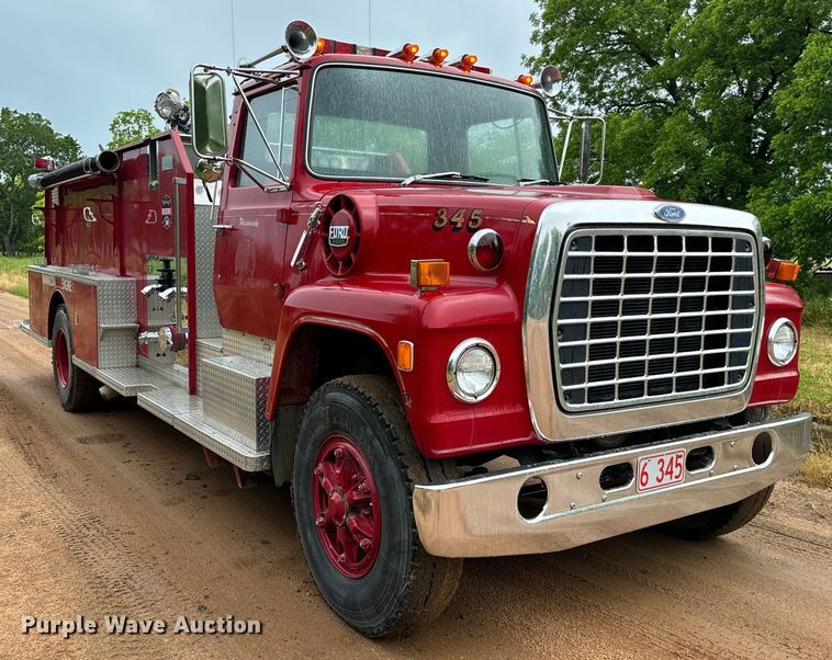 image for item NQ9555 1986 Ford L9000 pumper fire truck