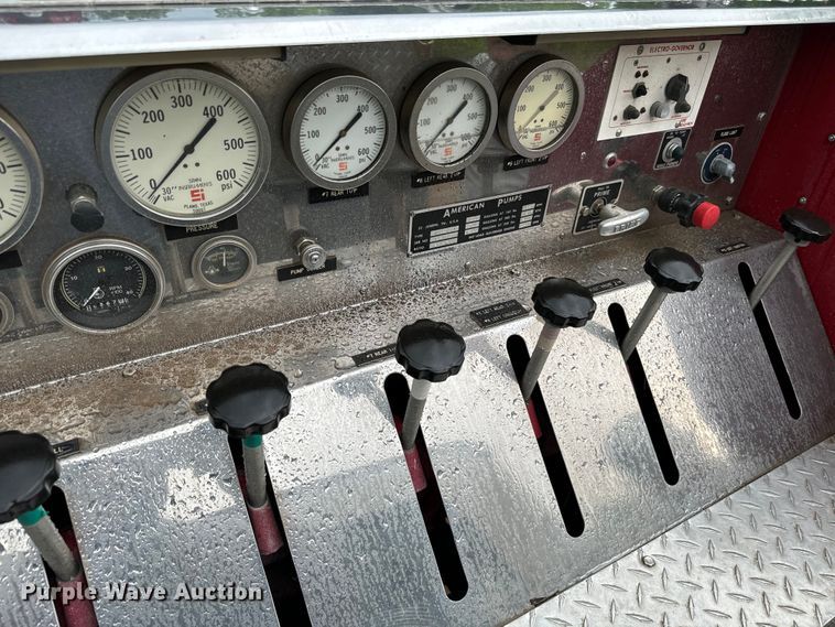 image for item NQ9555 1986 Ford L9000 pumper fire truck
