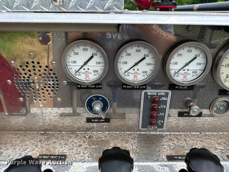 image for item NQ9555 1986 Ford L9000 pumper fire truck