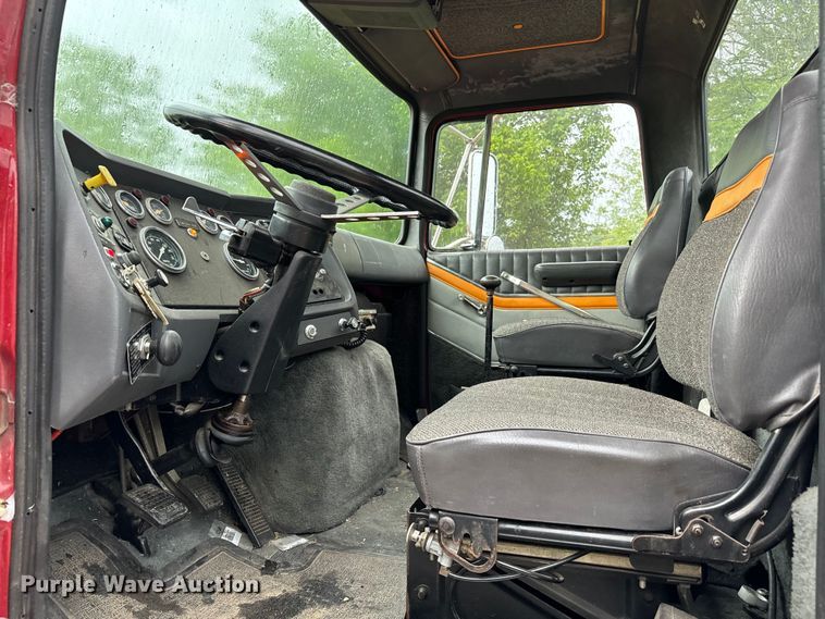 image for item NQ9555 1986 Ford L9000 pumper fire truck