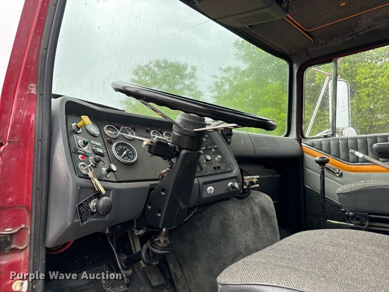image for item NQ9555 1986 Ford L9000 pumper fire truck
