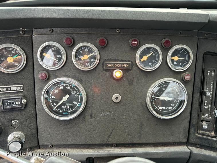 image for item NQ9555 1986 Ford L9000 pumper fire truck