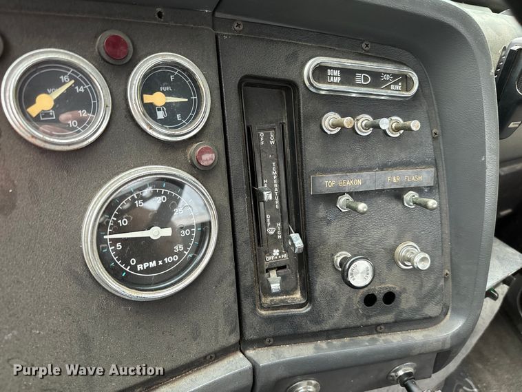 image for item NQ9555 1986 Ford L9000 pumper fire truck