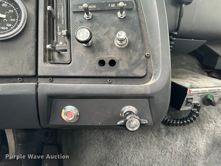 image for item NQ9555 1986 Ford L9000 pumper fire truck