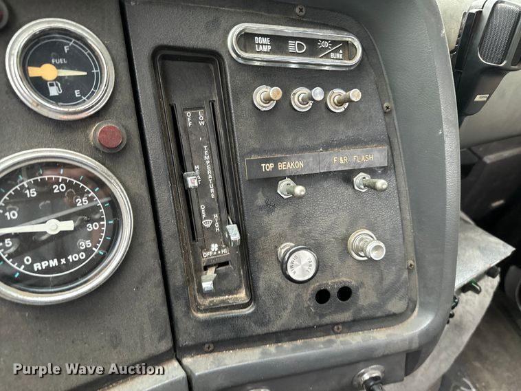 image for item NQ9555 1986 Ford L9000 pumper fire truck
