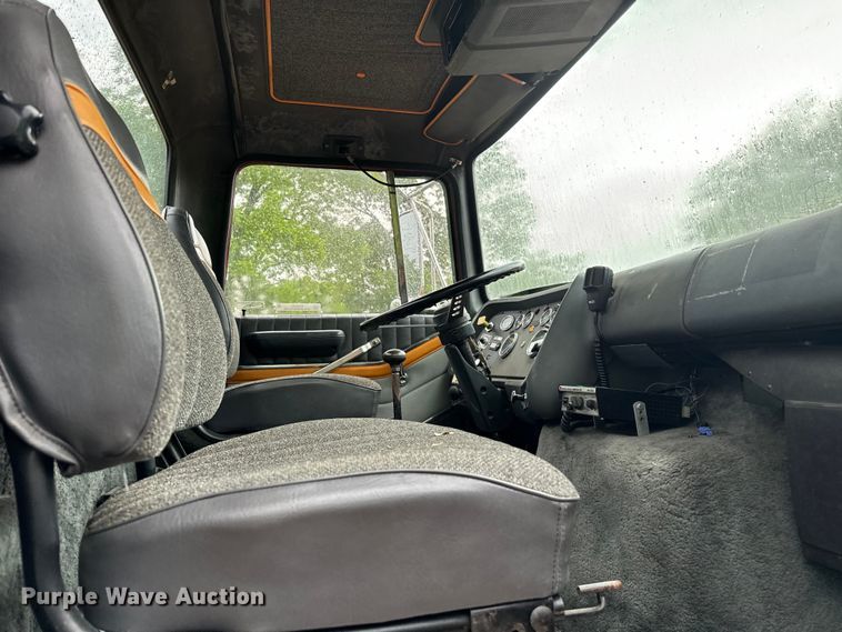 image for item NQ9555 1986 Ford L9000 pumper fire truck