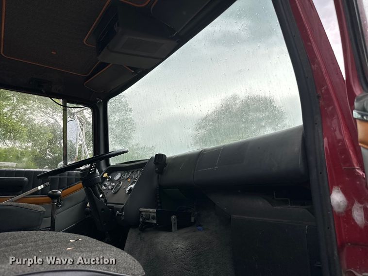 image for item NQ9555 1986 Ford L9000 pumper fire truck
