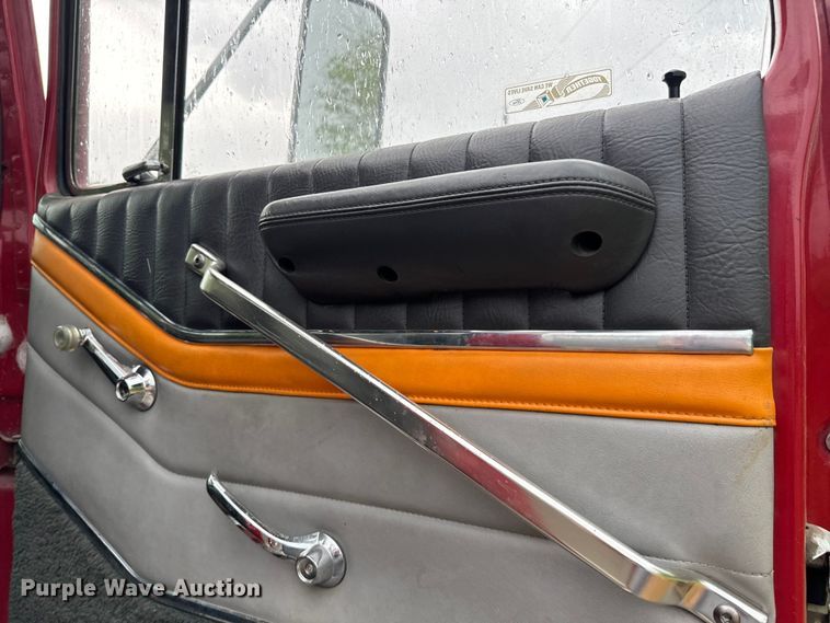 image for item NQ9555 1986 Ford L9000 pumper fire truck