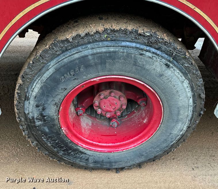 image for item NQ9555 1986 Ford L9000 pumper fire truck