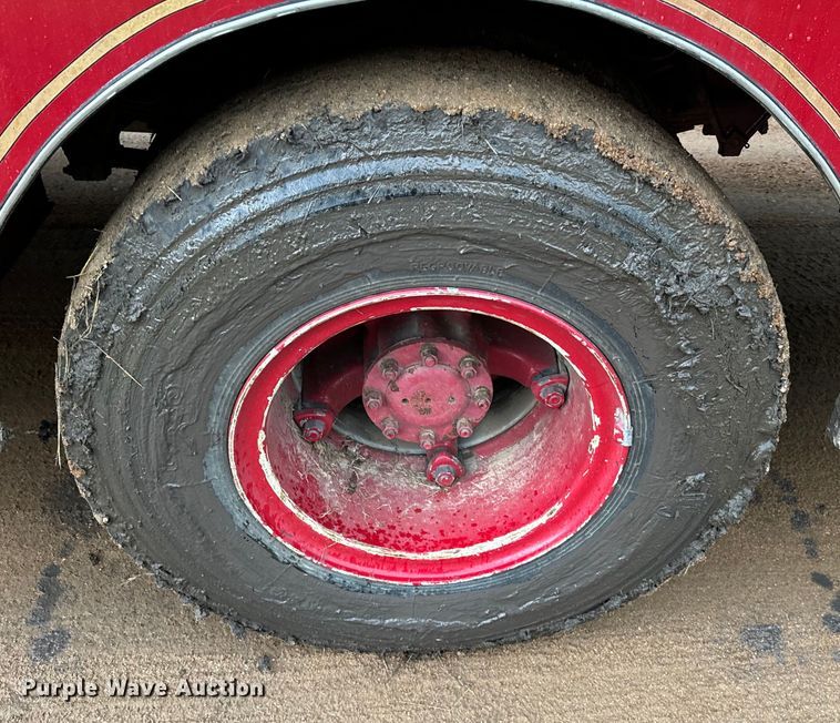 image for item NQ9555 1986 Ford L9000 pumper fire truck