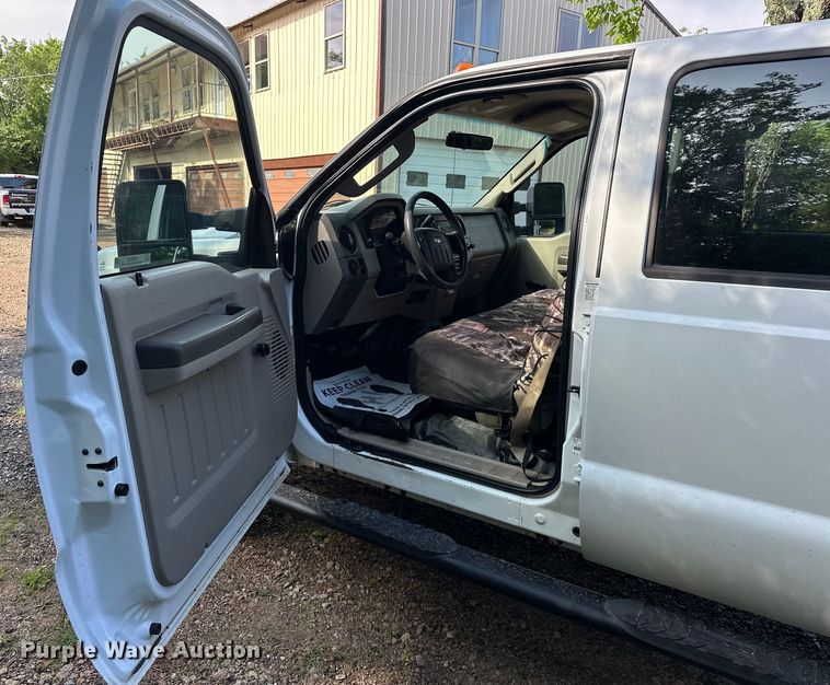 image for item NR9876 2008 Ford F350 Super Duty XL Crew Cab flatbed pickup truck