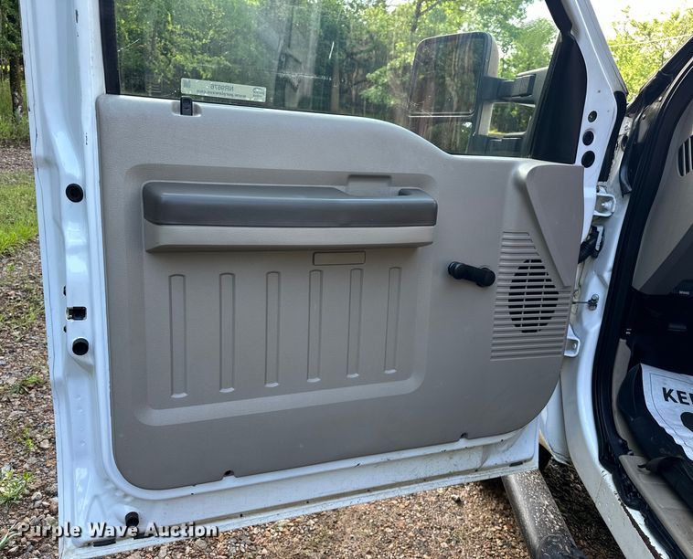 image for item NR9876 2008 Ford F350 Super Duty XL Crew Cab flatbed pickup truck