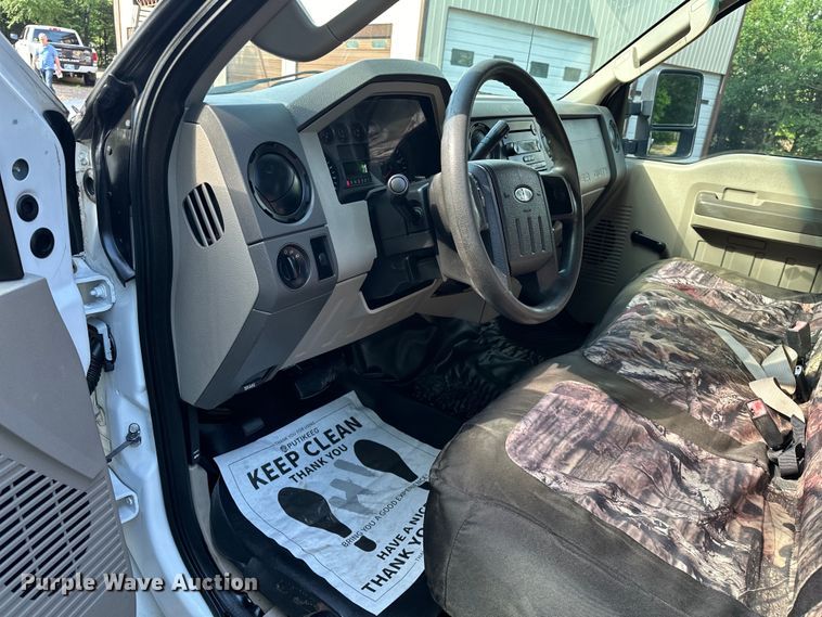 image for item NR9876 2008 Ford F350 Super Duty XL Crew Cab flatbed pickup truck