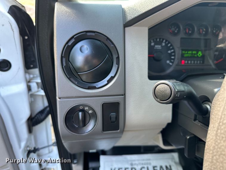 image for item NR9876 2008 Ford F350 Super Duty XL Crew Cab flatbed pickup truck