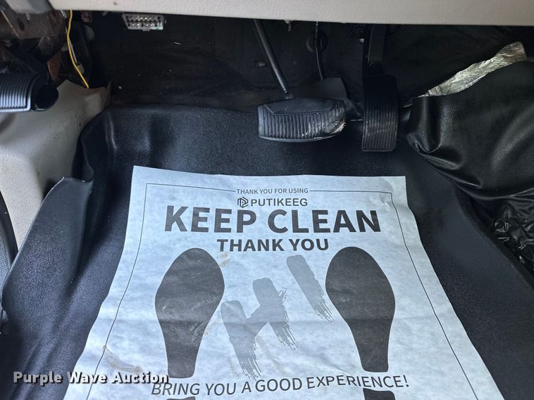 image for item NR9876 2008 Ford F350 Super Duty XL Crew Cab flatbed pickup truck