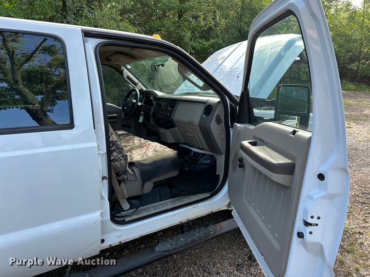 image for item NR9876 2008 Ford F350 Super Duty XL Crew Cab flatbed pickup truck