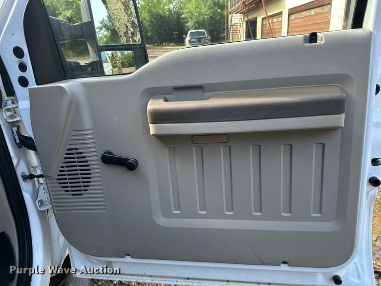 image for item NR9876 2008 Ford F350 Super Duty XL Crew Cab flatbed pickup truck