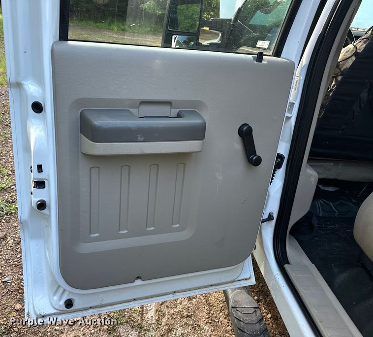 image for item NR9876 2008 Ford F350 Super Duty XL Crew Cab flatbed pickup truck