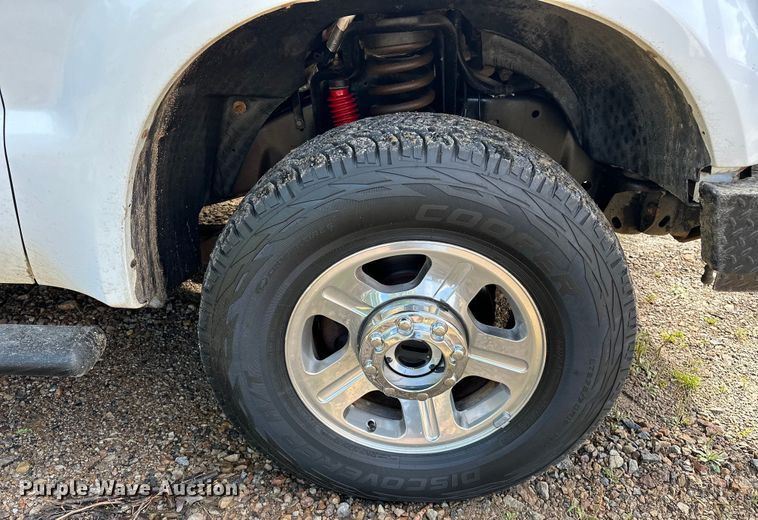 image for item NR9876 2008 Ford F350 Super Duty XL Crew Cab flatbed pickup truck