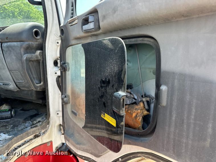 image for item NR9900 1997 GMC  T6500 box truck