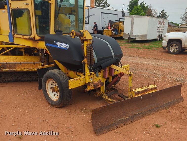 image for item NZ9716 2007 Superior Broom DT80CT broom