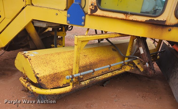 image for item NZ9716 2007 Superior Broom DT80CT broom