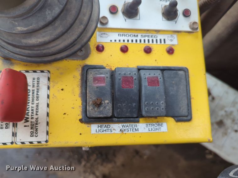 image for item NZ9716 2007 Superior Broom DT80CT broom