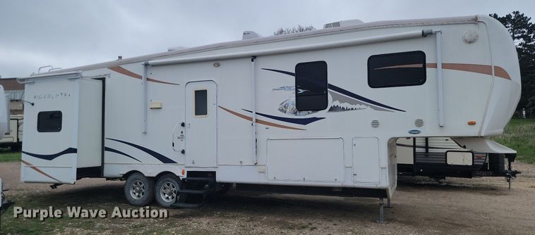 image for item NZ9822 2009 Heartland RV 3355RL Big Country camper