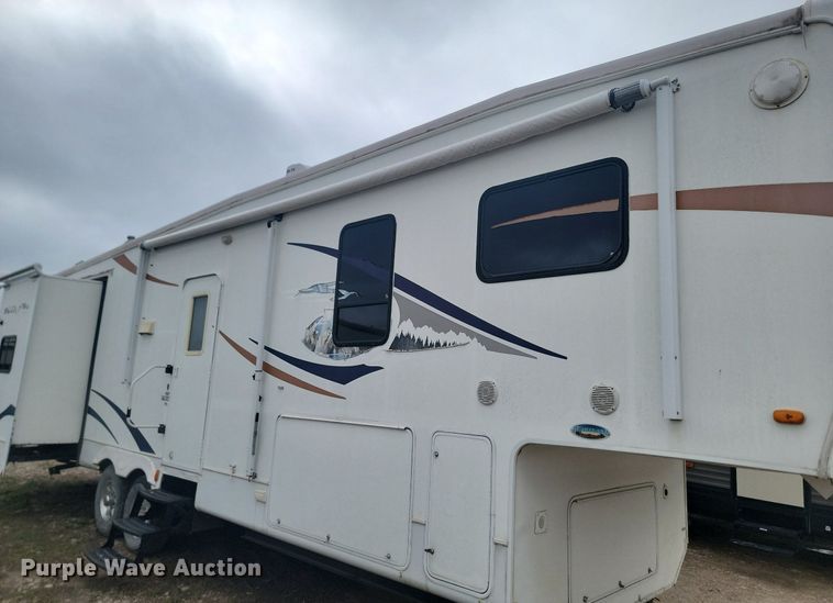 image for item NZ9822 2009 Heartland RV 3355RL Big Country camper