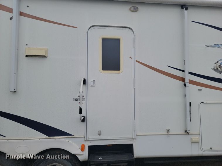 image for item NZ9822 2009 Heartland RV 3355RL Big Country camper