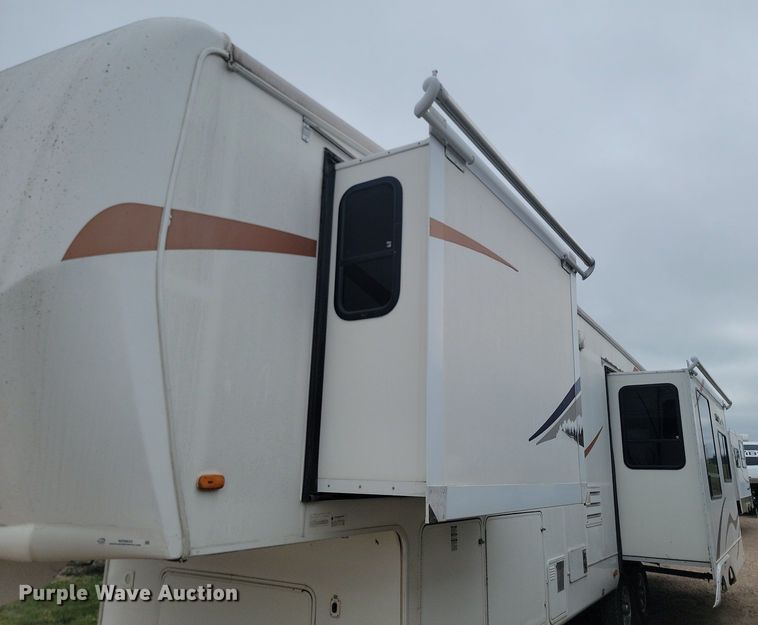 image for item NZ9822 2009 Heartland RV 3355RL Big Country camper