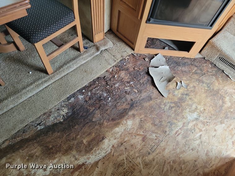 image for item NZ9822 2009 Heartland RV 3355RL Big Country camper