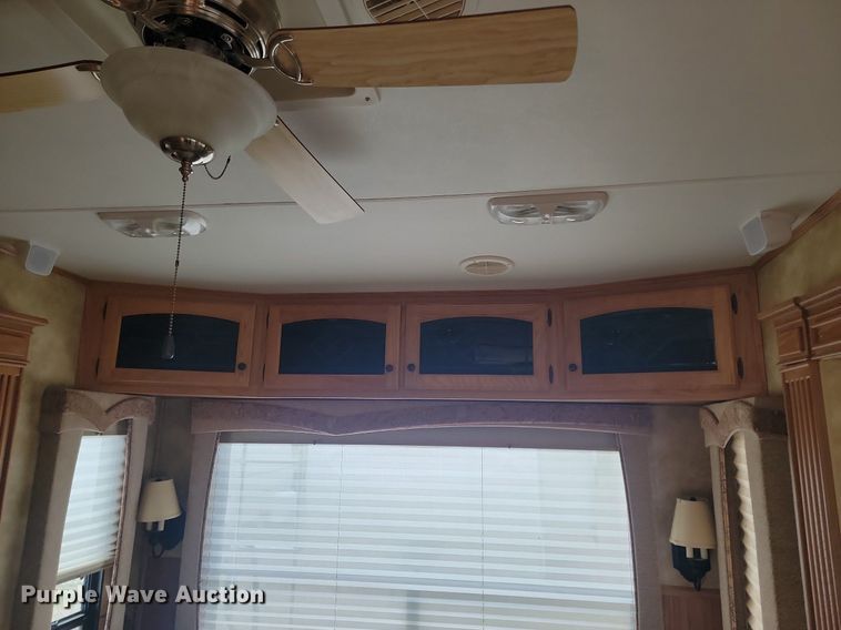 image for item NZ9822 2009 Heartland RV 3355RL Big Country camper