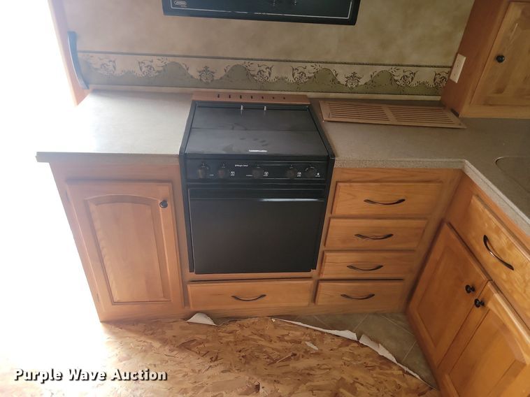 image for item NZ9822 2009 Heartland RV 3355RL Big Country camper