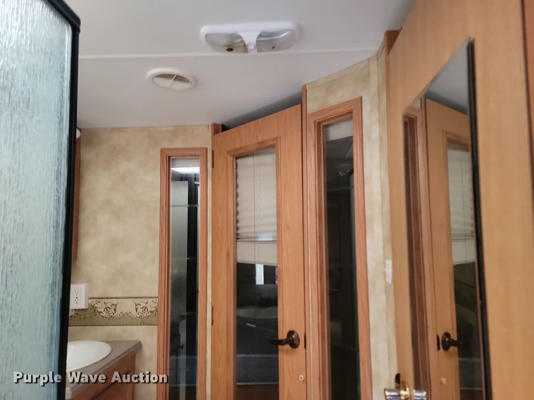 image for item NZ9822 2009 Heartland RV 3355RL Big Country camper