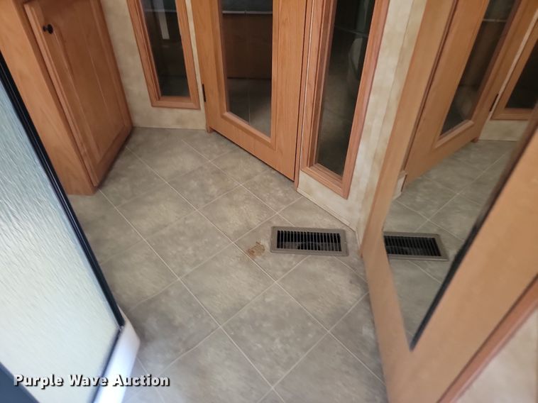 image for item NZ9822 2009 Heartland RV 3355RL Big Country camper