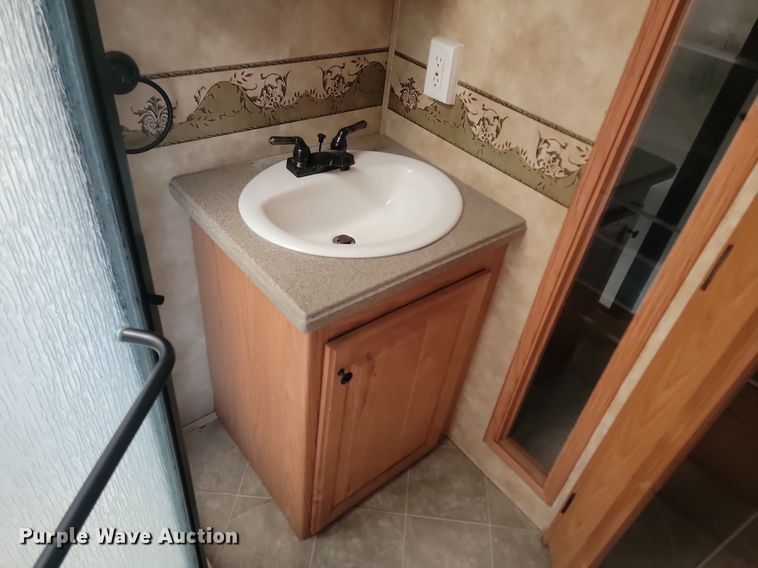 image for item NZ9822 2009 Heartland RV 3355RL Big Country camper