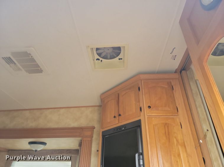 image for item NZ9822 2009 Heartland RV 3355RL Big Country camper