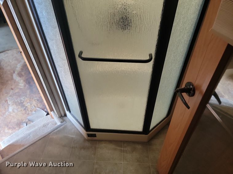 image for item NZ9822 2009 Heartland RV 3355RL Big Country camper