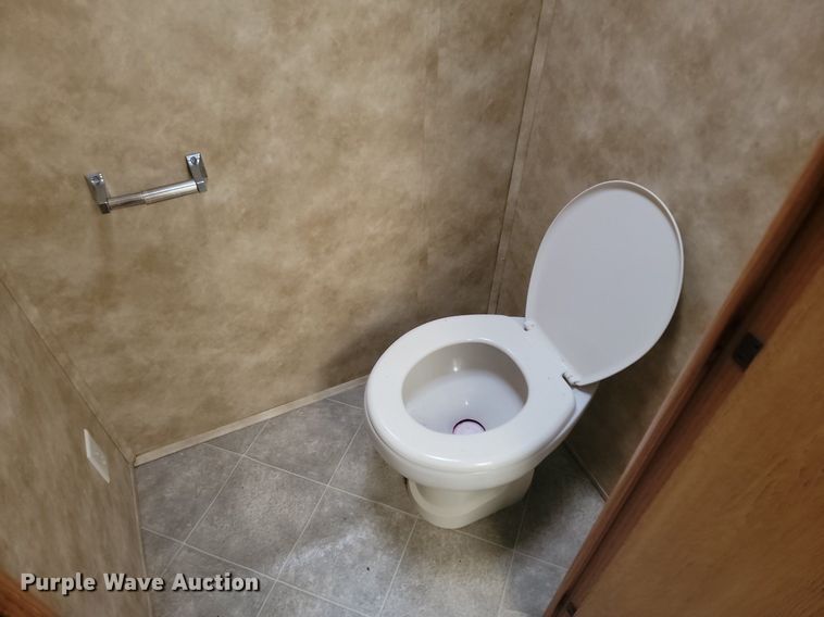 image for item NZ9822 2009 Heartland RV 3355RL Big Country camper